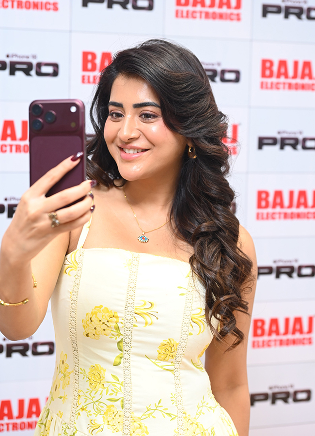Film Actress Rashi Singh Created a buzz in Panjagutta HD Photos4