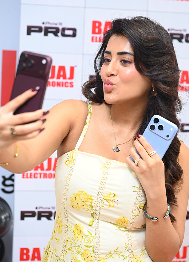 Film Actress Rashi Singh Created a buzz in Panjagutta HD Photos6