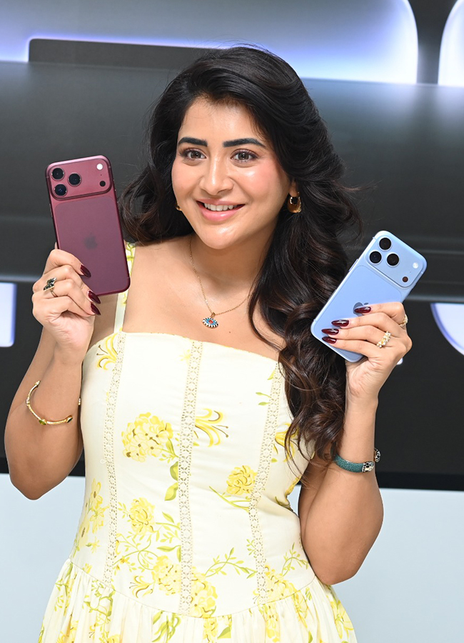 Film Actress Rashi Singh Created a buzz in Panjagutta HD Photos7