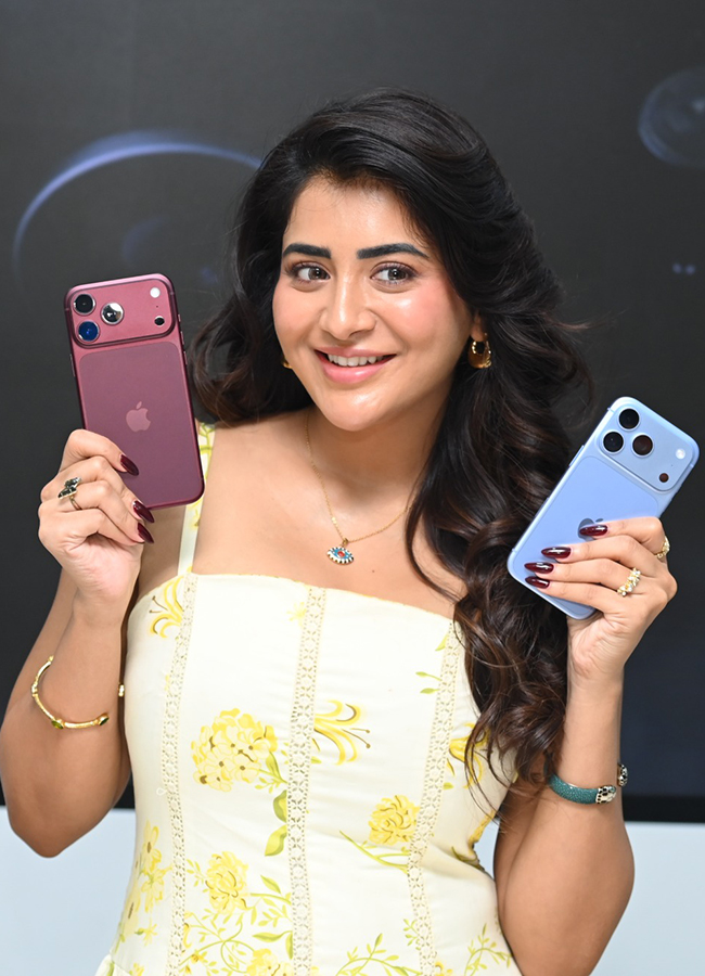 Film Actress Rashi Singh Created a buzz in Panjagutta HD Photos8