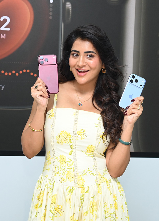 Film Actress Rashi Singh Created a buzz in Panjagutta HD Photos9