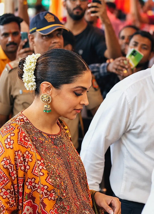 Ranveer Singh Deepika Padukone Visit Mumbai's Siddhivinayak Temple 11