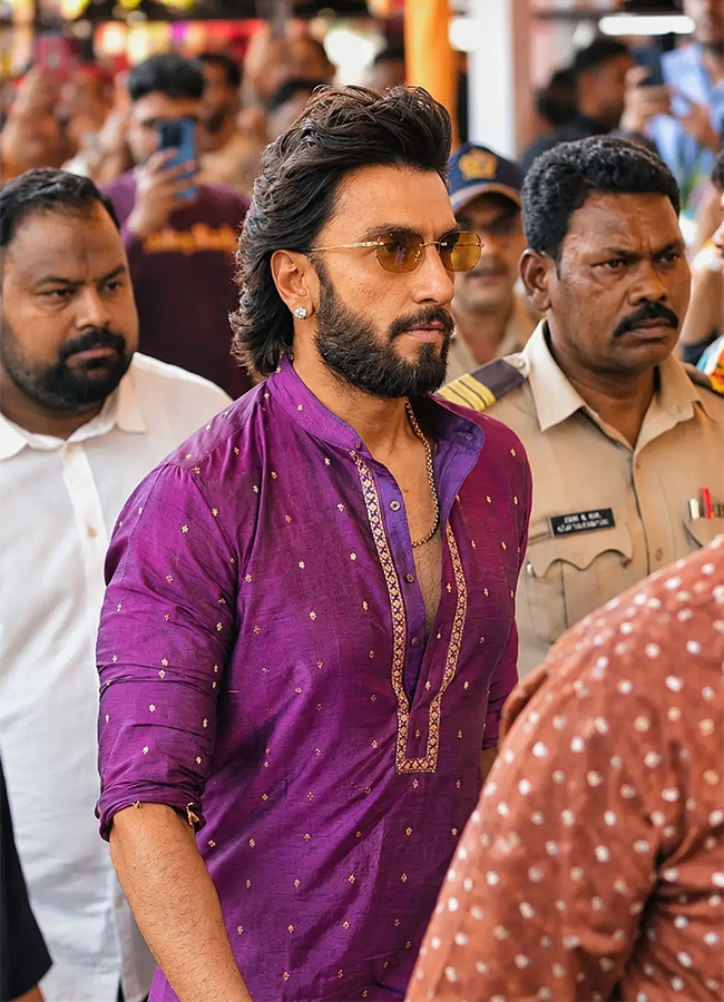 Ranveer Singh Deepika Padukone Visit Mumbai's Siddhivinayak Temple 12