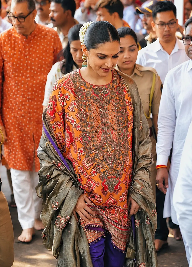 Ranveer Singh Deepika Padukone Visit Mumbai's Siddhivinayak Temple 13