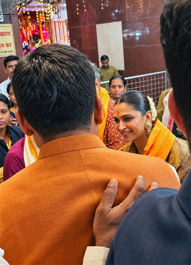 Ranveer Singh Deepika Padukone Visit Mumbai's Siddhivinayak Temple 16
