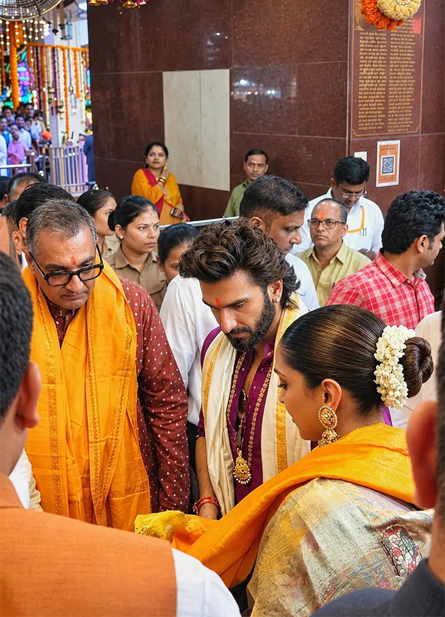 Ranveer Singh Deepika Padukone Visit Mumbai's Siddhivinayak Temple 17