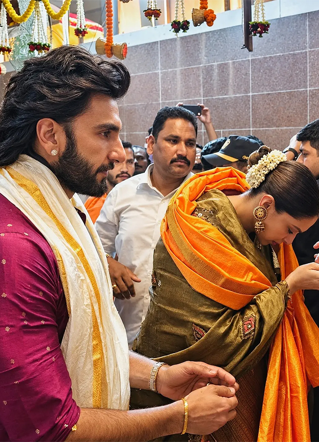 Ranveer Singh Deepika Padukone Visit Mumbai's Siddhivinayak Temple 3