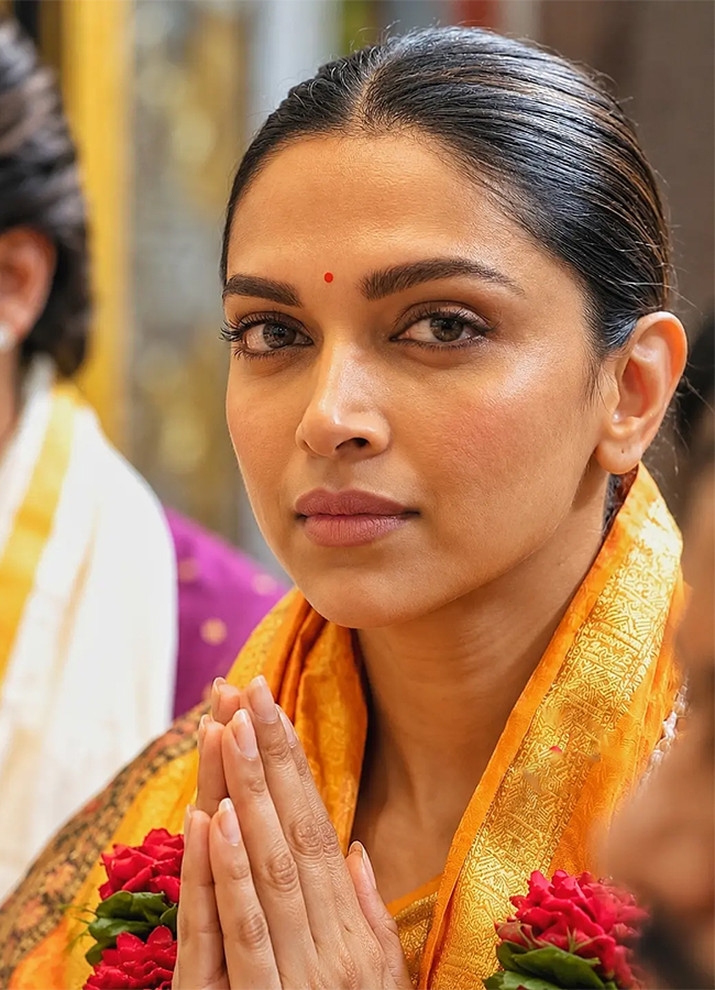 Ranveer Singh Deepika Padukone Visit Mumbai's Siddhivinayak Temple 5