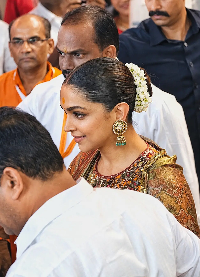 Ranveer Singh Deepika Padukone Visit Mumbai's Siddhivinayak Temple 9