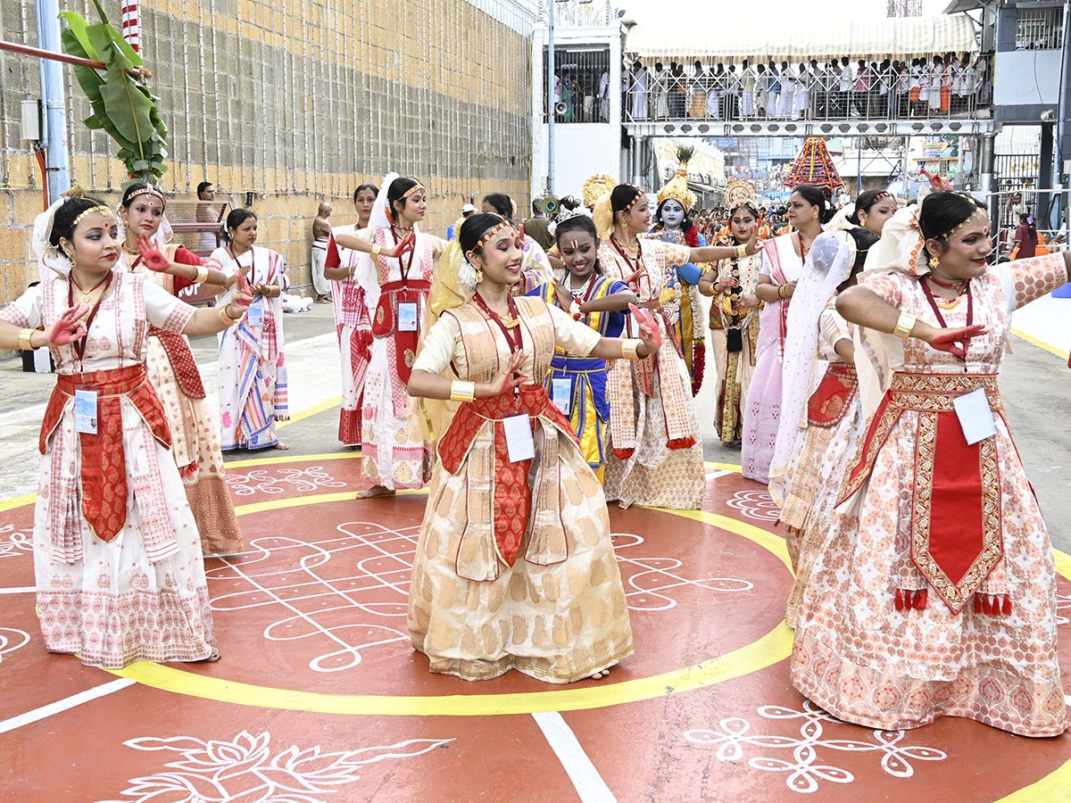 Srivari Salakatla Brahmotsavams Mohini Alankaram HD Photos12