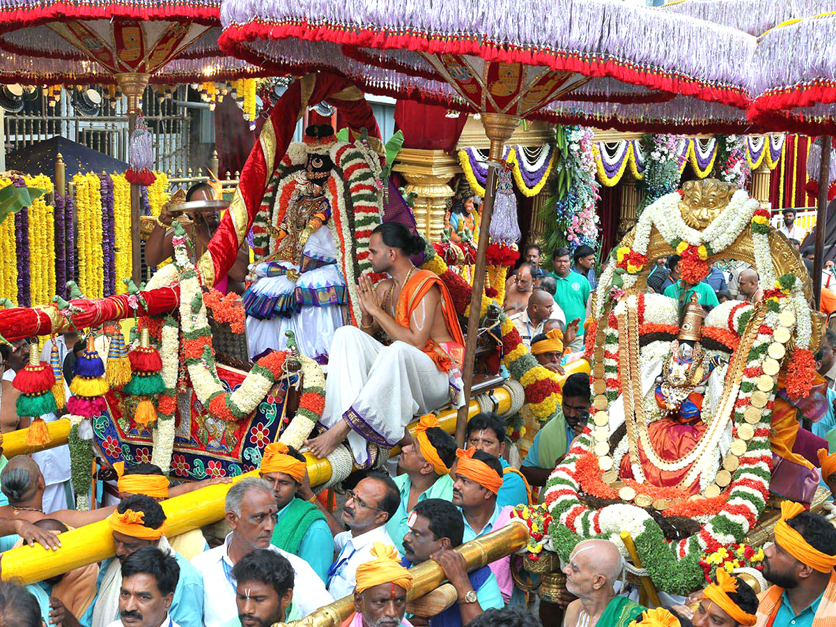 Srivari Salakatla Brahmotsavams Mohini Alankaram HD Photos2