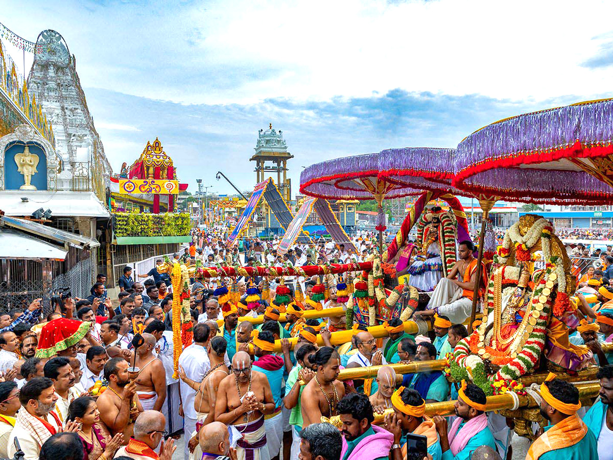 Srivari Salakatla Brahmotsavams Mohini Alankaram HD Photos28