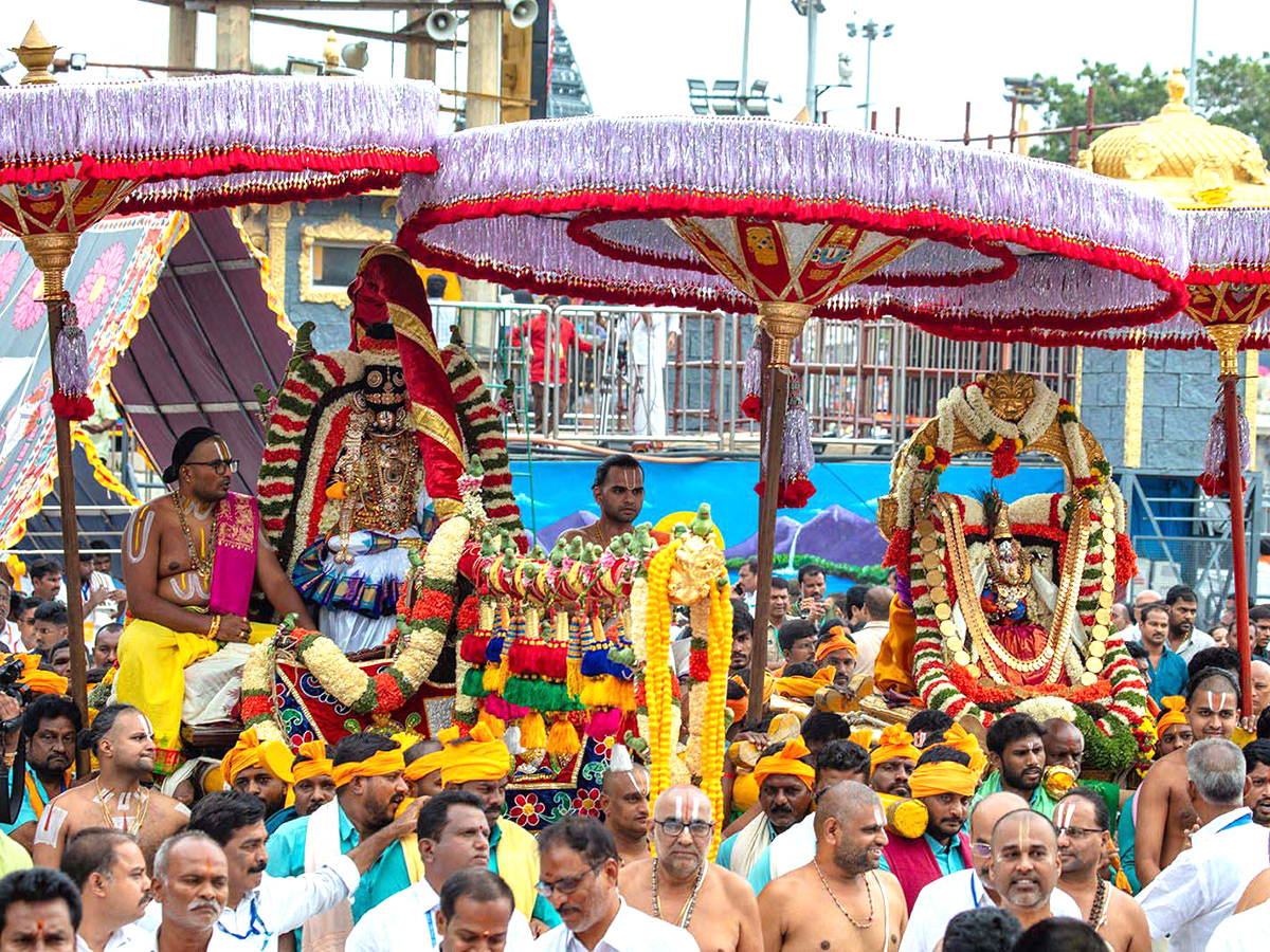 Srivari Salakatla Brahmotsavams Mohini Alankaram HD Photos3