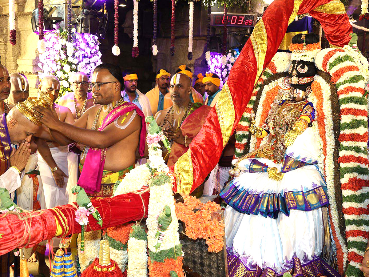 Srivari Salakatla Brahmotsavams Mohini Alankaram HD Photos4