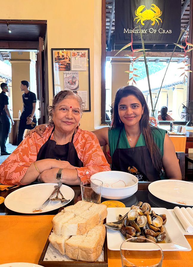 Actress Aishwarya Rajesh Foreign Trip With Her Mother2