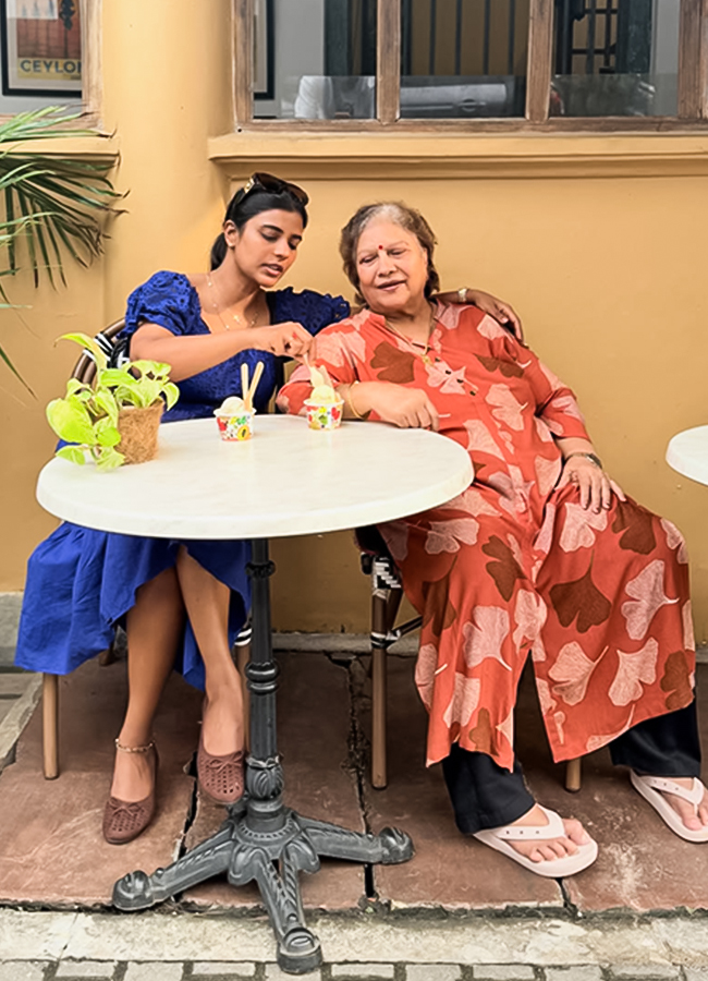 Actress Aishwarya Rajesh Foreign Trip With Her Mother3