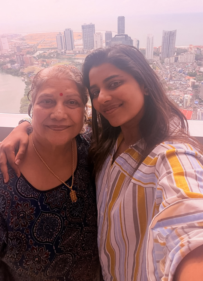 Actress Aishwarya Rajesh Foreign Trip With Her Mother4