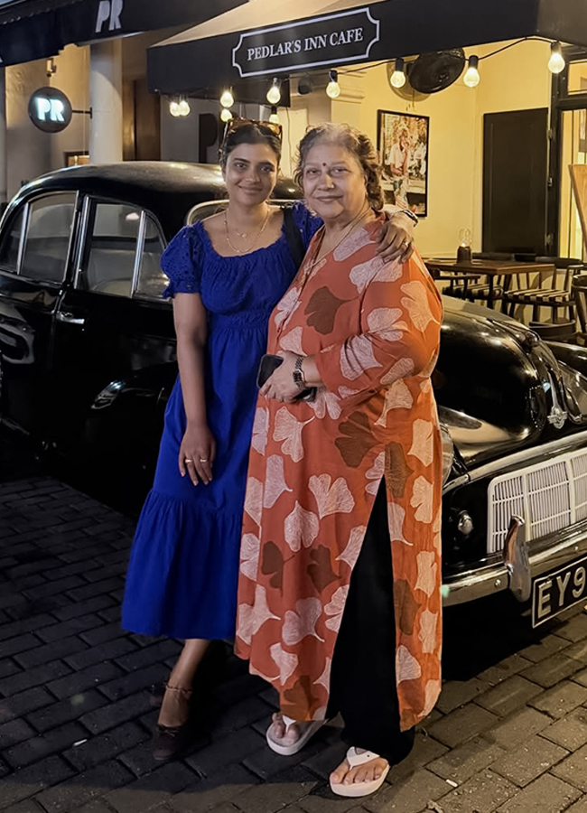 Actress Aishwarya Rajesh Foreign Trip With Her Mother5