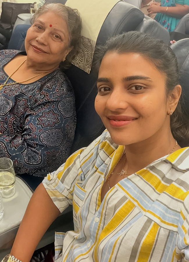 Actress Aishwarya Rajesh Foreign Trip With Her Mother6