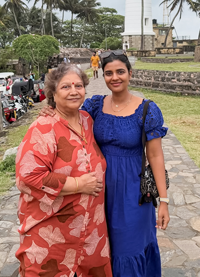 Actress Aishwarya Rajesh Foreign Trip With Her Mother7