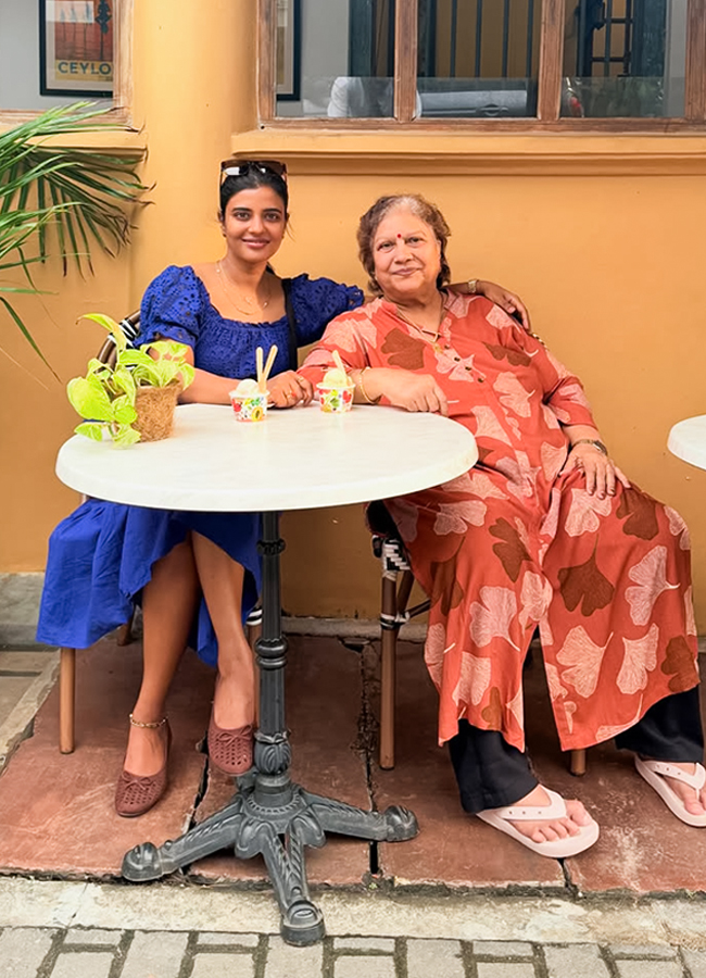 Actress Aishwarya Rajesh Foreign Trip With Her Mother9