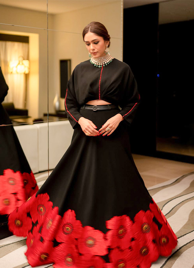 Mrunal Thakur Beautiful Photos In Black Dress2