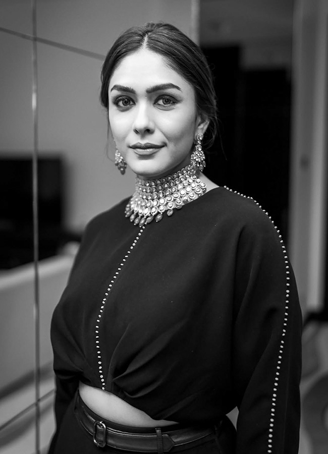 Mrunal Thakur Beautiful Photos In Black Dress5