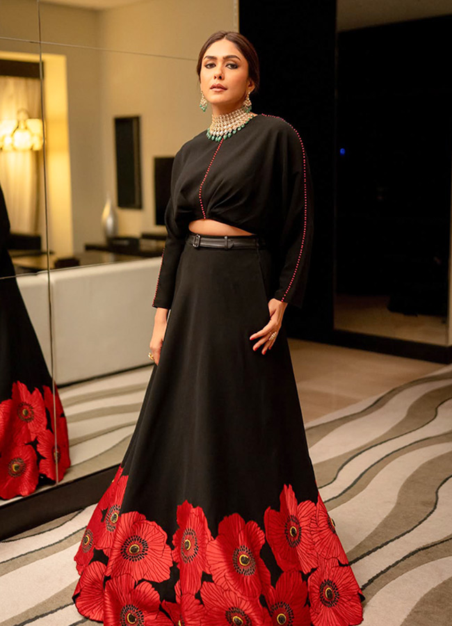 Mrunal Thakur Beautiful Photos In Black Dress6