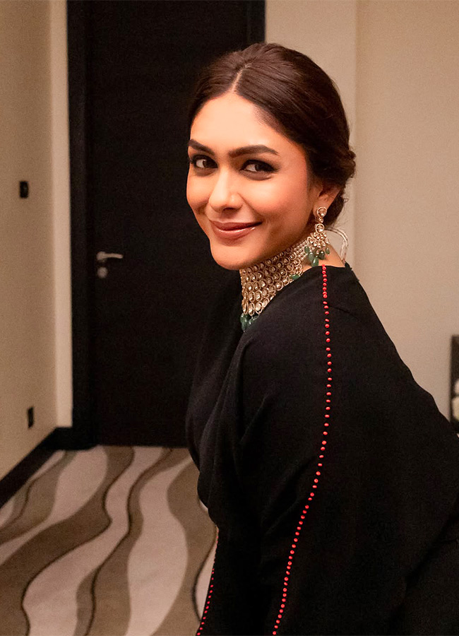 Mrunal Thakur Beautiful Photos In Black Dress7