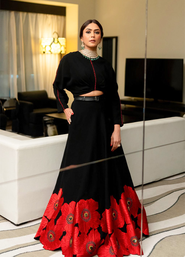 Mrunal Thakur Beautiful Photos In Black Dress8