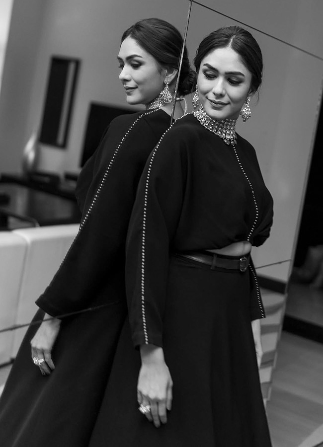 Mrunal Thakur Beautiful Photos In Black Dress9