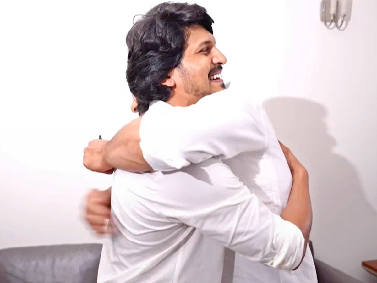 Die Hard Prabhas Fan Meets His Idol, Gets Autograph On His Shirt5
