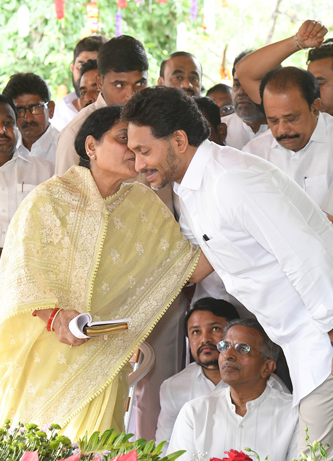 YS Jagan pays tribute to YS Rajasekhara Reddy at YSR Ghat in Idupulapaya10