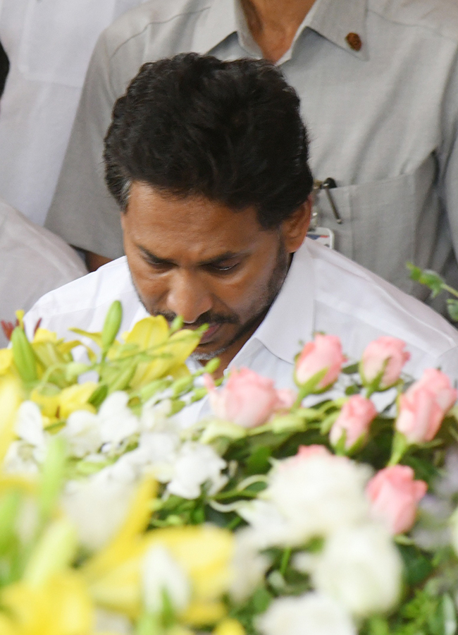 YS Jagan pays tribute to YS Rajasekhara Reddy at YSR Ghat in Idupulapaya11