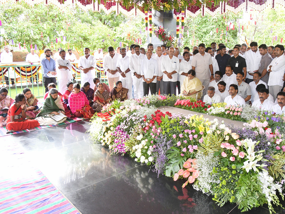 YS Jagan pays tribute to YS Rajasekhara Reddy at YSR Ghat in Idupulapaya12