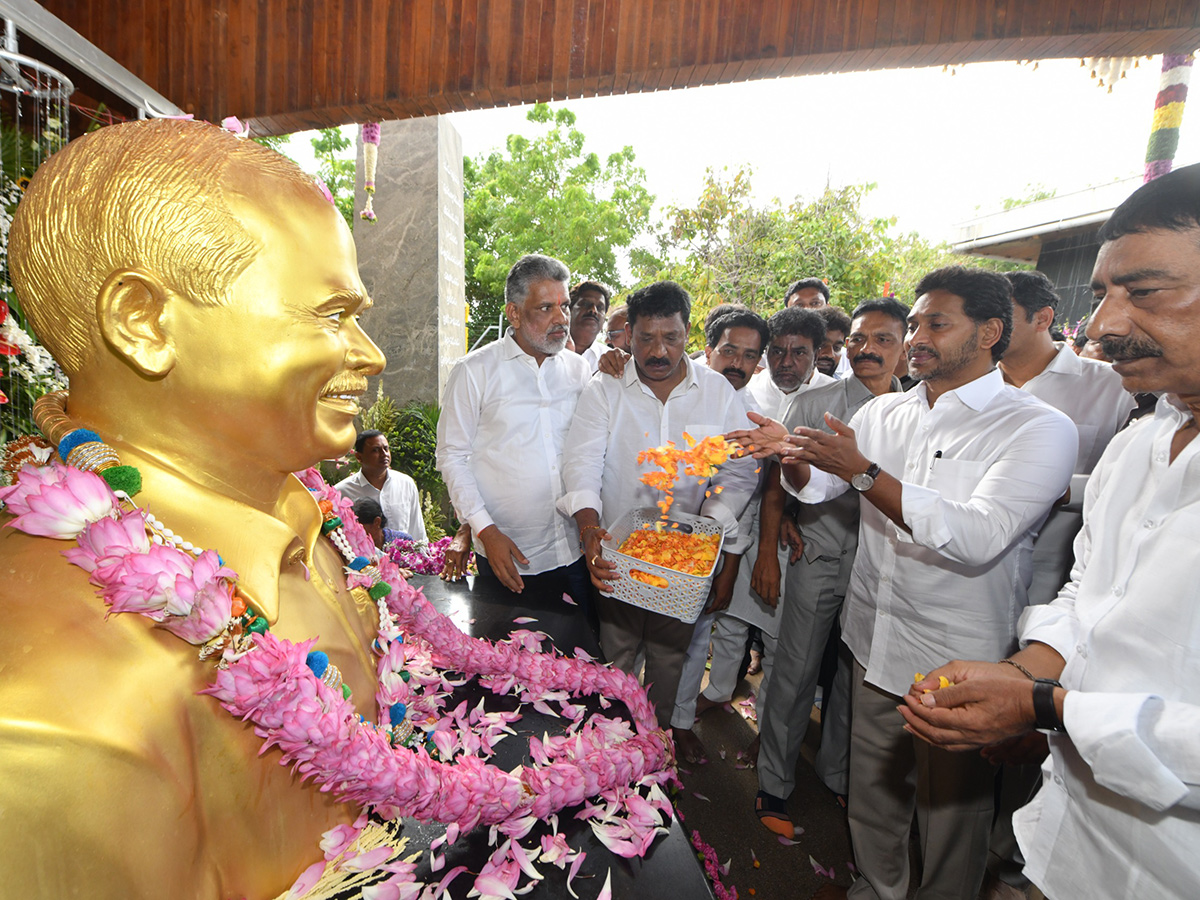 YS Jagan pays tribute to YS Rajasekhara Reddy at YSR Ghat in Idupulapaya13