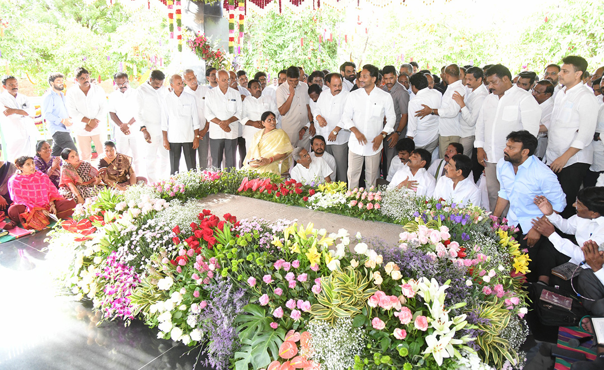 YS Jagan pays tribute to YS Rajasekhara Reddy at YSR Ghat in Idupulapaya14