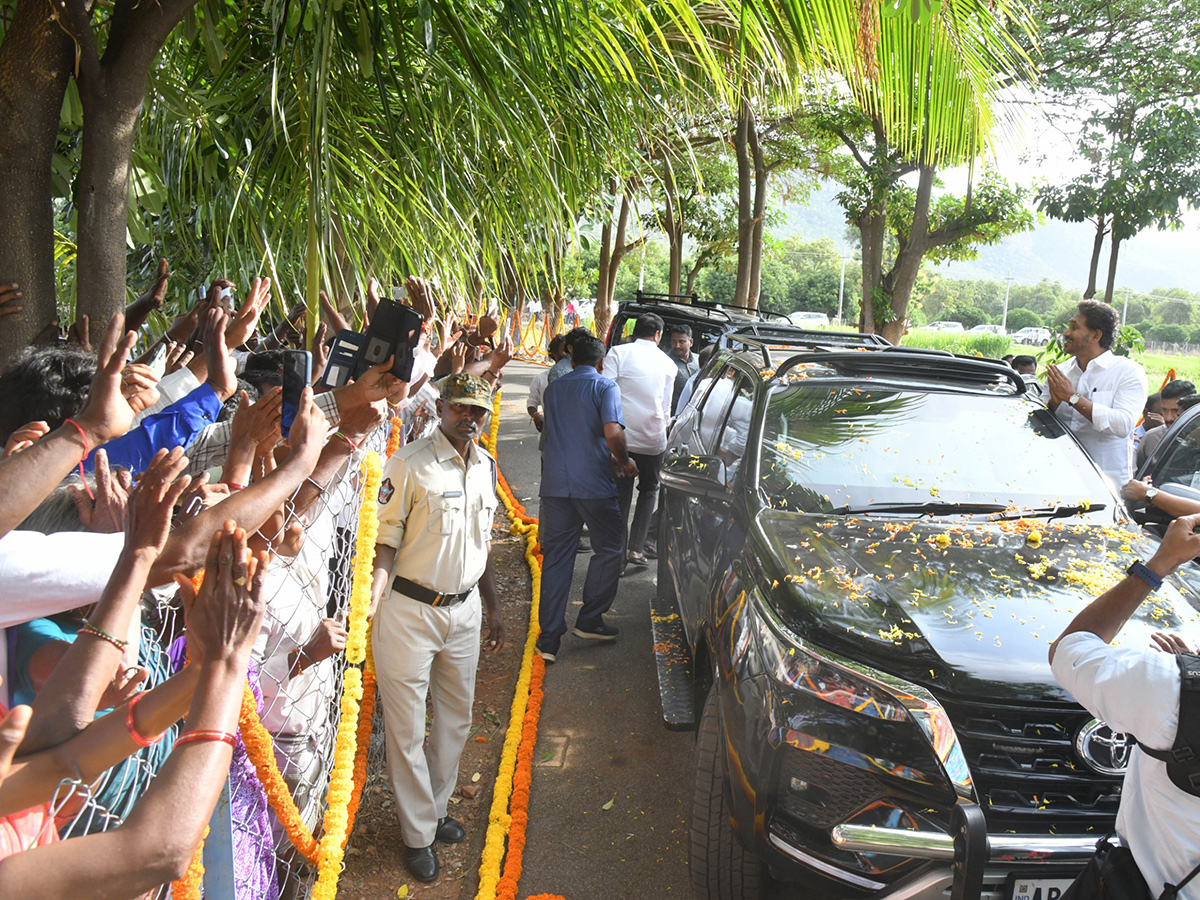 YS Jagan pays tribute to YS Rajasekhara Reddy at YSR Ghat in Idupulapaya15