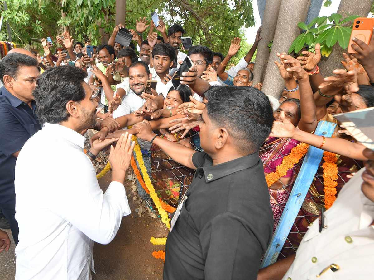 YS Jagan pays tribute to YS Rajasekhara Reddy at YSR Ghat in Idupulapaya16