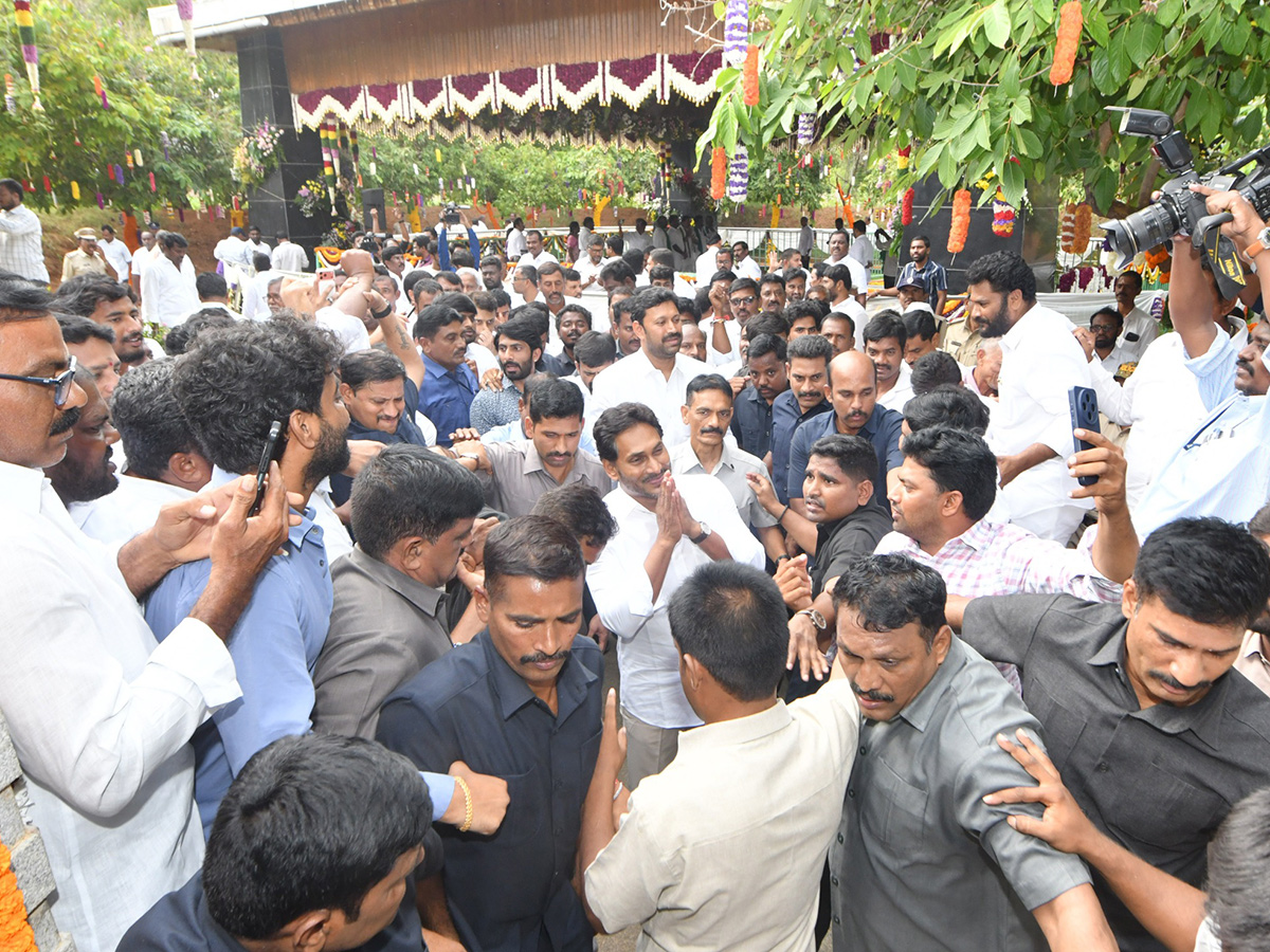 YS Jagan pays tribute to YS Rajasekhara Reddy at YSR Ghat in Idupulapaya17