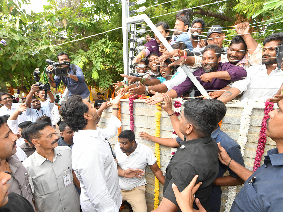 YS Jagan pays tribute to YS Rajasekhara Reddy at YSR Ghat in Idupulapaya18