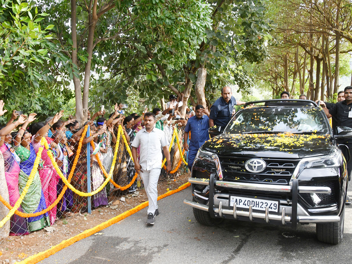 YS Jagan pays tribute to YS Rajasekhara Reddy at YSR Ghat in Idupulapaya19