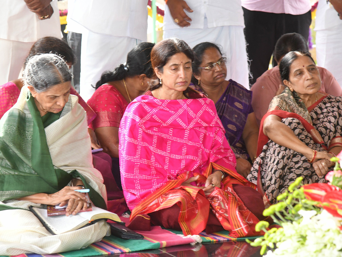 YS Jagan pays tribute to YS Rajasekhara Reddy at YSR Ghat in Idupulapaya2
