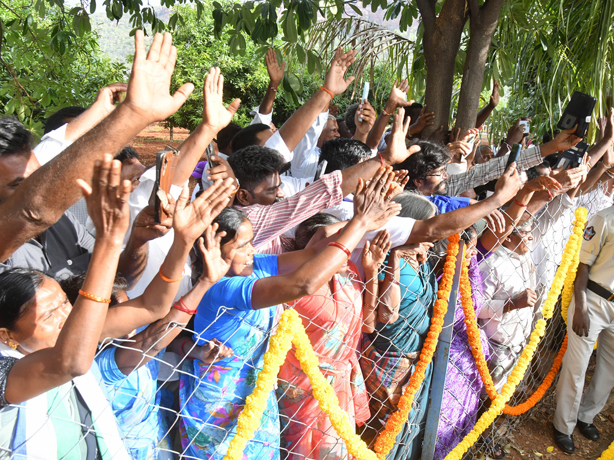 YS Jagan pays tribute to YS Rajasekhara Reddy at YSR Ghat in Idupulapaya20