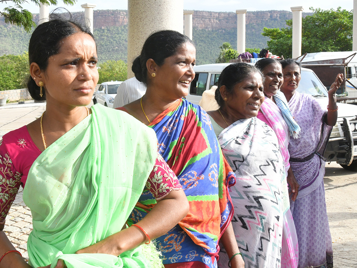 YS Jagan pays tribute to YS Rajasekhara Reddy at YSR Ghat in Idupulapaya21