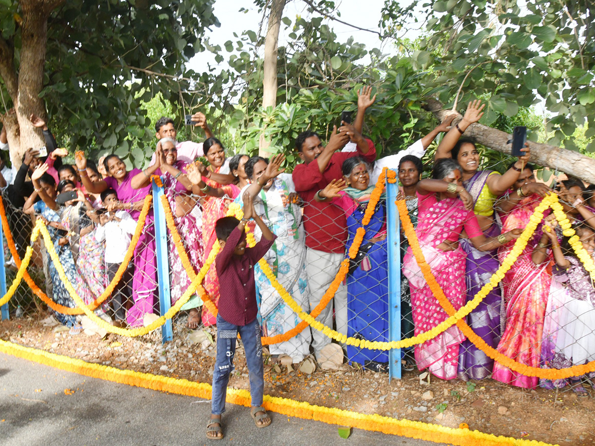 YS Jagan pays tribute to YS Rajasekhara Reddy at YSR Ghat in Idupulapaya23