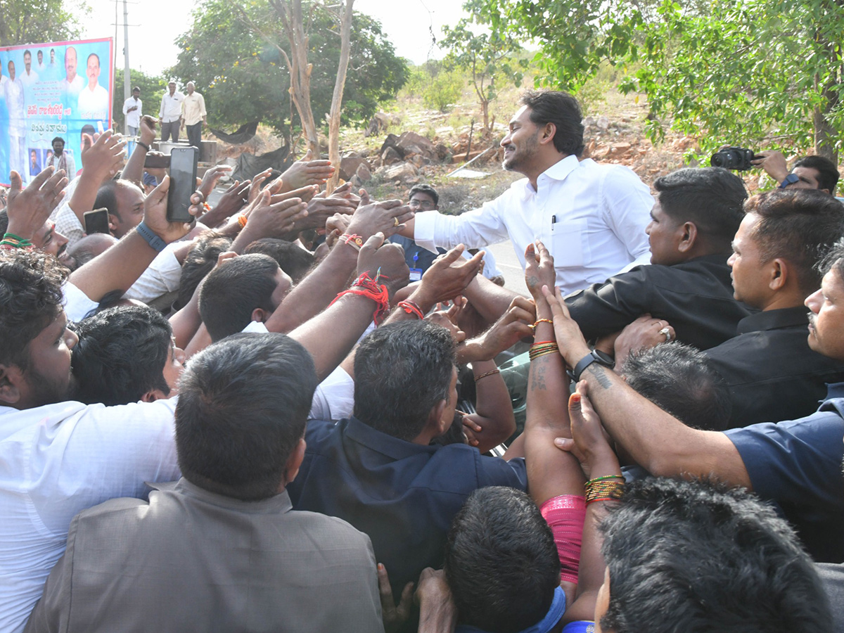 YS Jagan pays tribute to YS Rajasekhara Reddy at YSR Ghat in Idupulapaya24