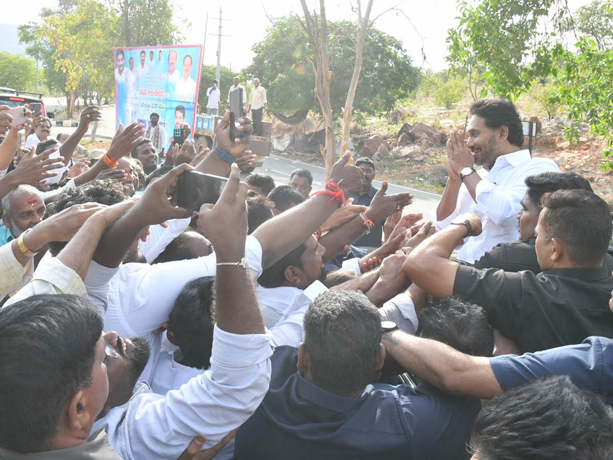 YS Jagan pays tribute to YS Rajasekhara Reddy at YSR Ghat in Idupulapaya25