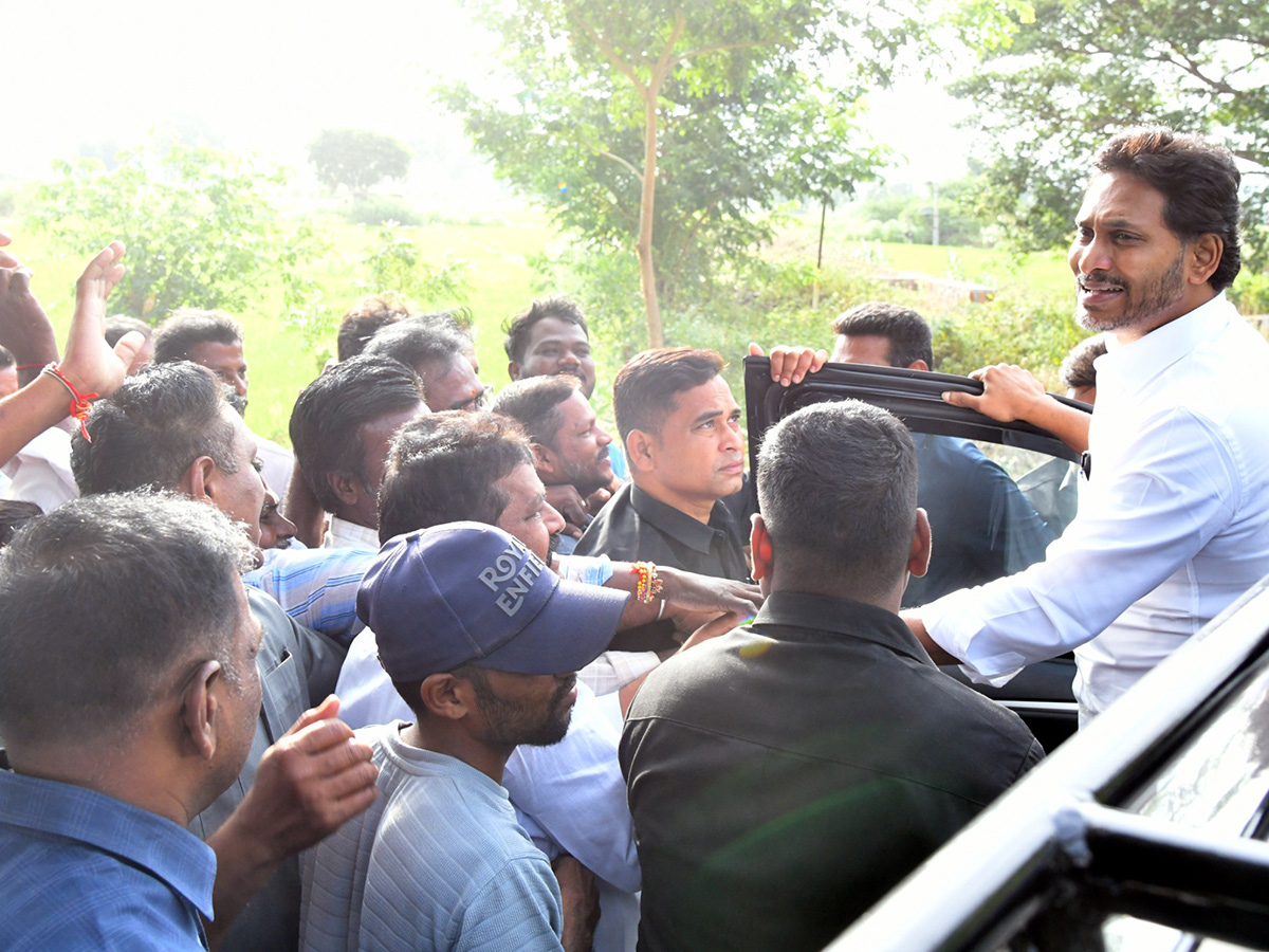 YS Jagan pays tribute to YS Rajasekhara Reddy at YSR Ghat in Idupulapaya26
