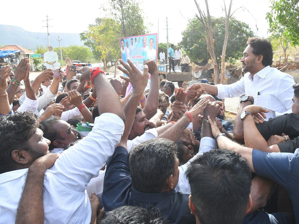 YS Jagan pays tribute to YS Rajasekhara Reddy at YSR Ghat in Idupulapaya27